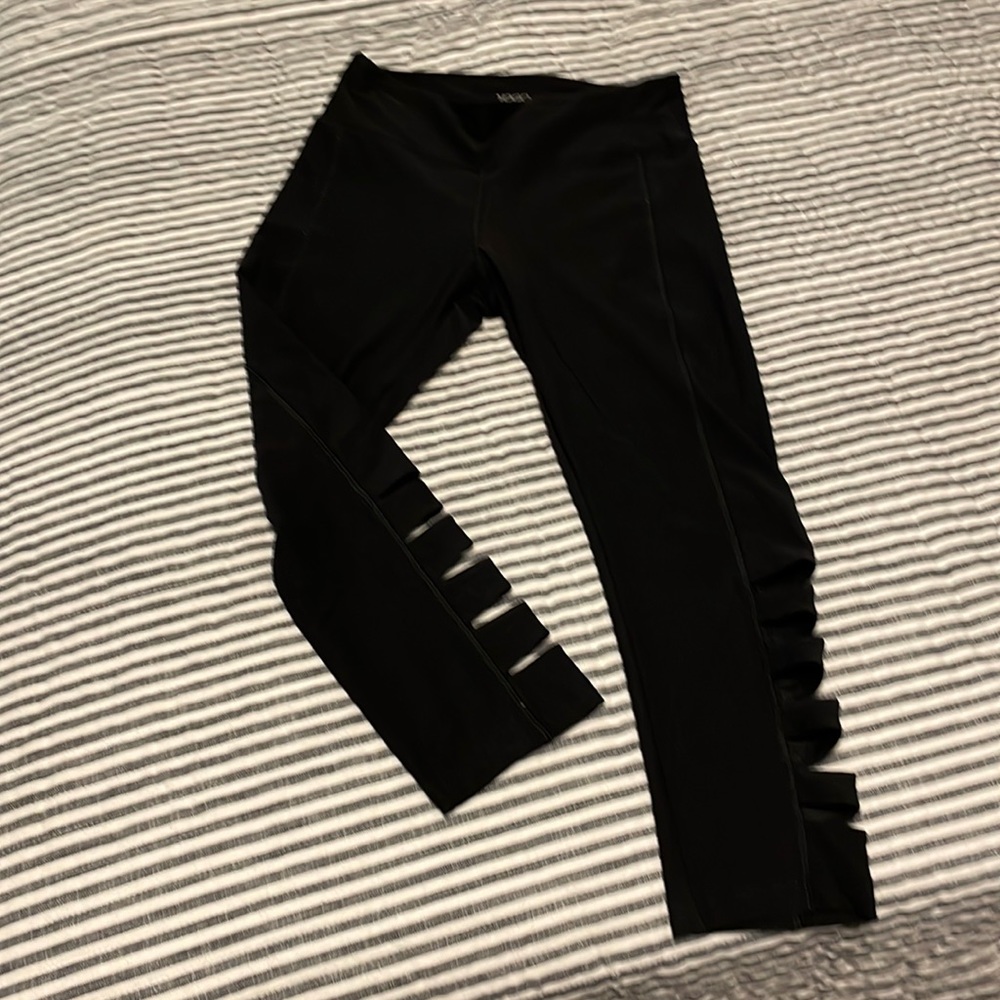 Crop leggings with slit detail. Size S.